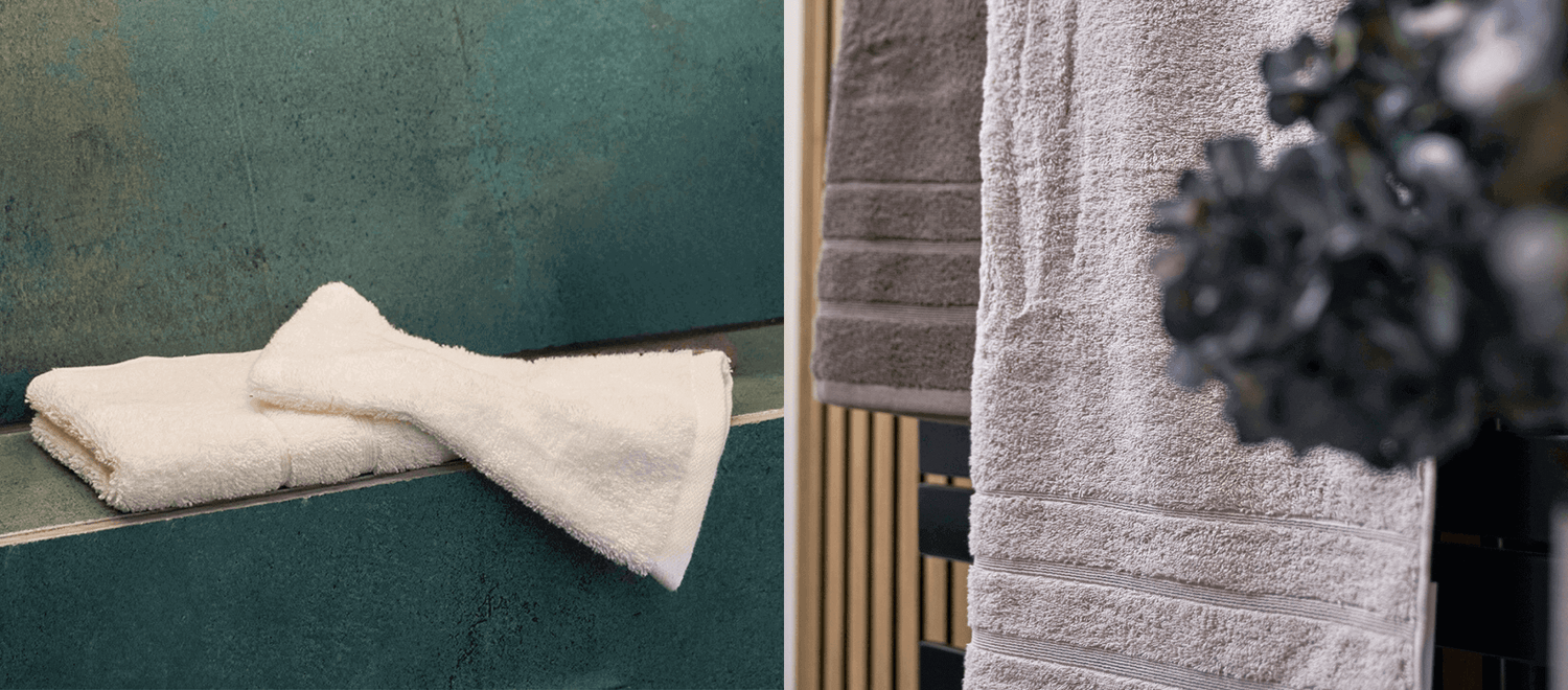 Hvid vaskehandske og vaskeklud på en bruseindsats i en turkis bruser, og to grå-brune håndklæder på en håndklædevarmer.