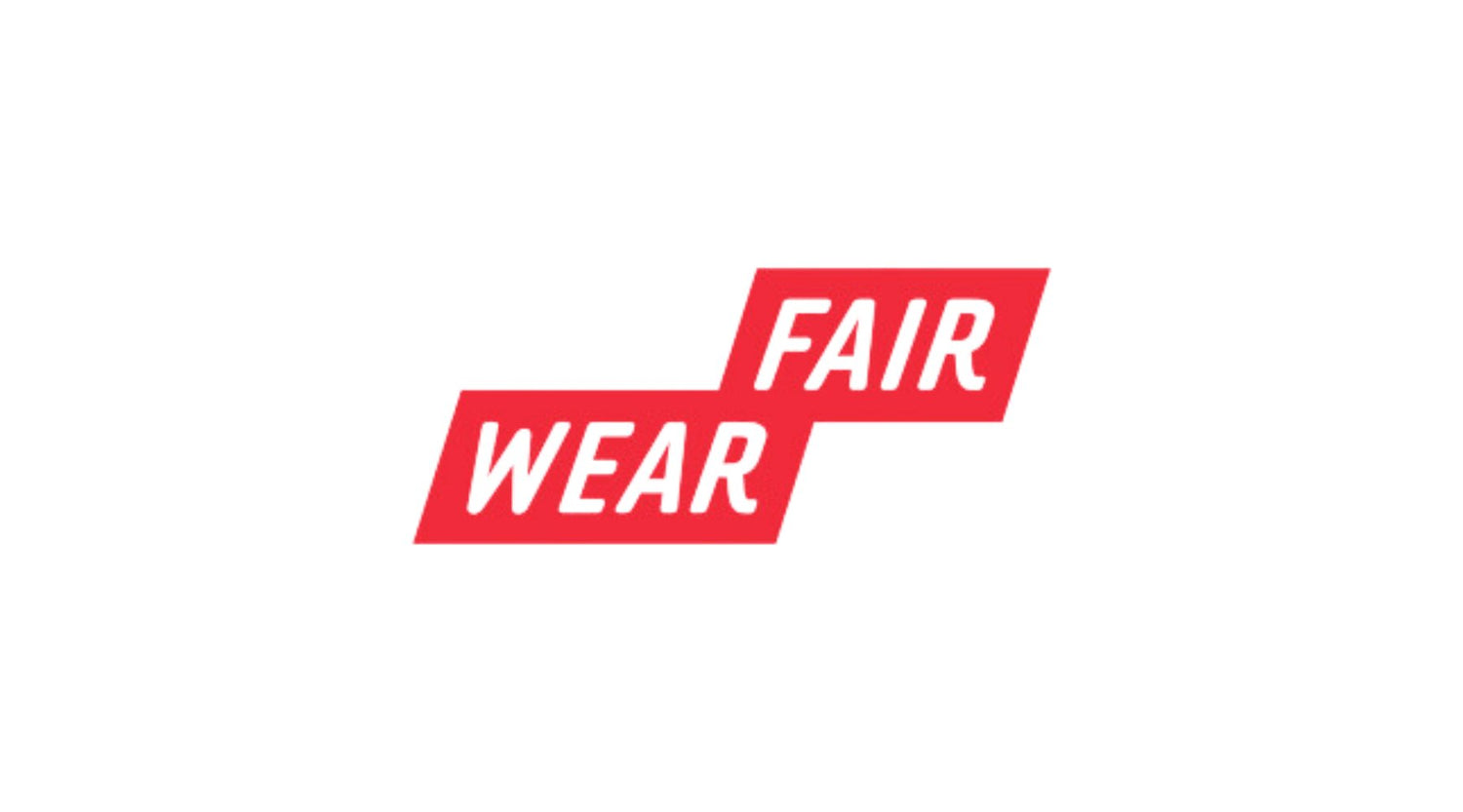 Fair Wear certificering I hvid skrift med rød baggrund