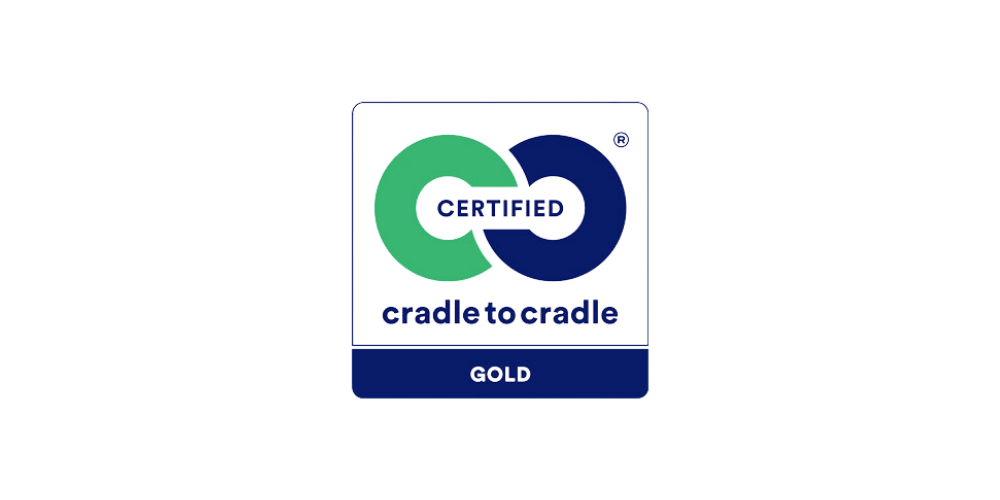 Certificeringen Cradle to Cradles logo i original grøn-blå version. Rangeringen er "Gold". 1000x500 pixels.