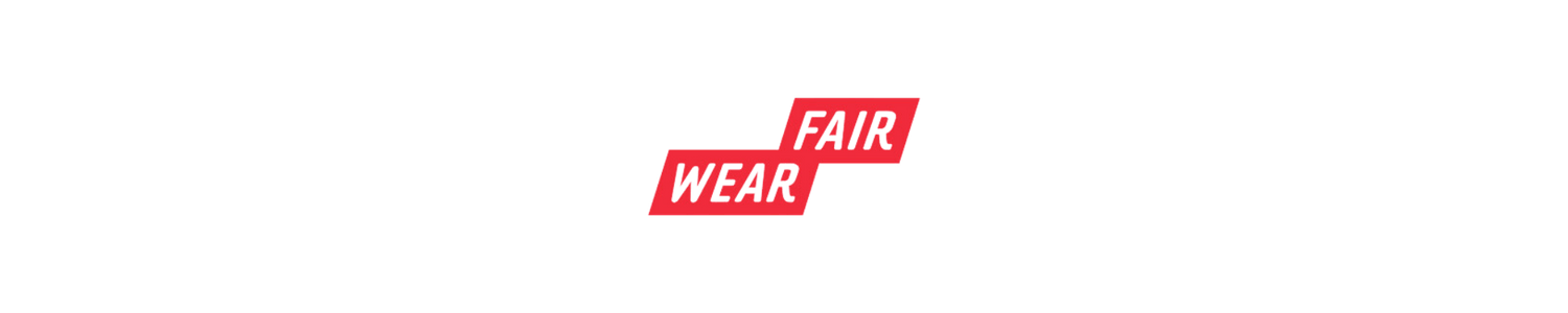 Certificeringen FairWears logo i original rød-hvid version. 2000x400 pixels.