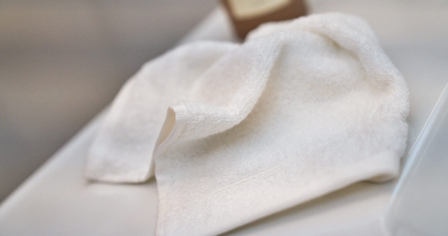 Håndklæde i hvid, der er lettere sløret og sammenkrøllet