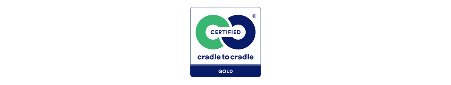 Certificeringen Cradle to Cradles logo i original grøn-blå version. Rangeringen er "Gold".