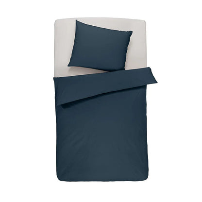 Percale sengetøj. Farven er navy (navyblå). Teksturen er crispy og materialet blødt