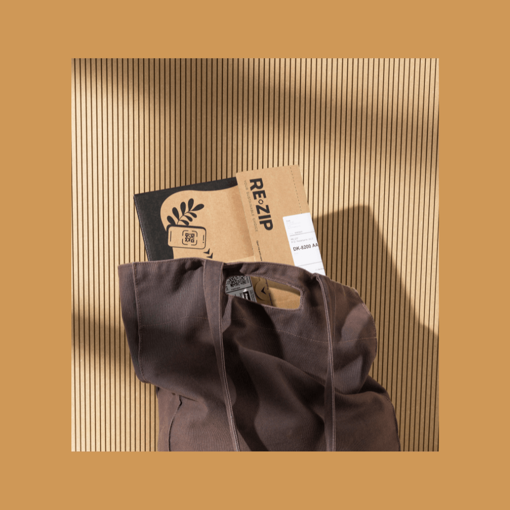 Brun papkasse fra RE-ZIP i en mørkebrun stofpose
