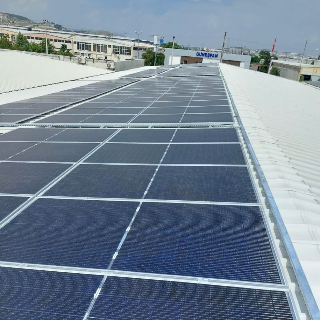 Solceller på taget af fabrik i Tyrkiet