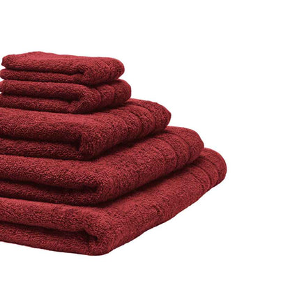 5 økologiske håndklæder er stablet oven på hinanden, og så er der zoomet ind. Farven er rød/bordeaux.