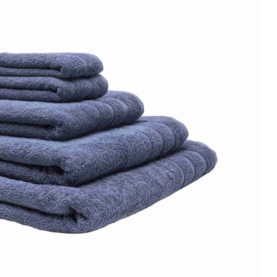 5 økologiske håndklæder er stablet oven på hinanden, og så er der zoomet ind, så man kan se dem tydligere. Farven er gråblå. 