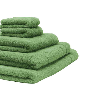 Økologiske håndklæder er stablet oven på hinanden, og så er der zoomet ind, så man kan se dem tydligere. Farven er græsgrøn.