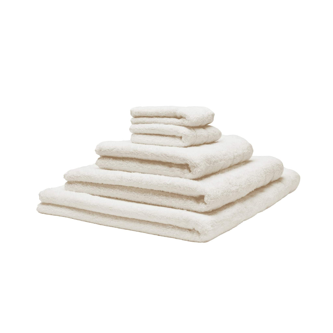 Fem økologiske håndklæder stablet oven på hinanden. Farven er hvid.