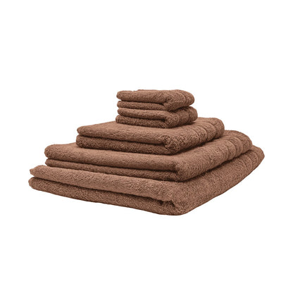 Fem økologiske håndklæder stablet oven på hinanden. Farven er brun. 
