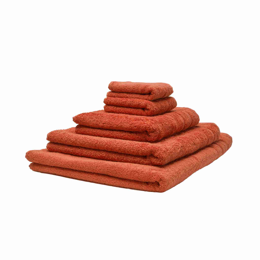 Fem økologiske håndklæder stablet oven på hinanden. Farven er rød eller rødokker. 