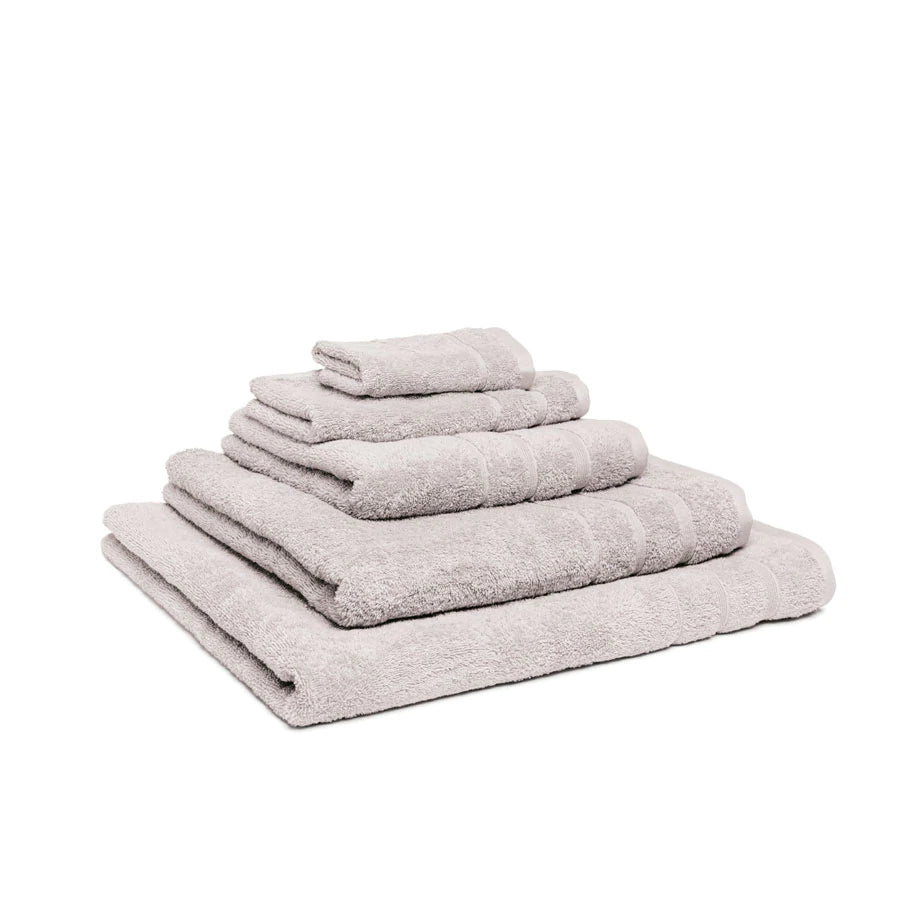 Fem økologiske håndklæder stablet oven på hinanden. Farven er sølv.