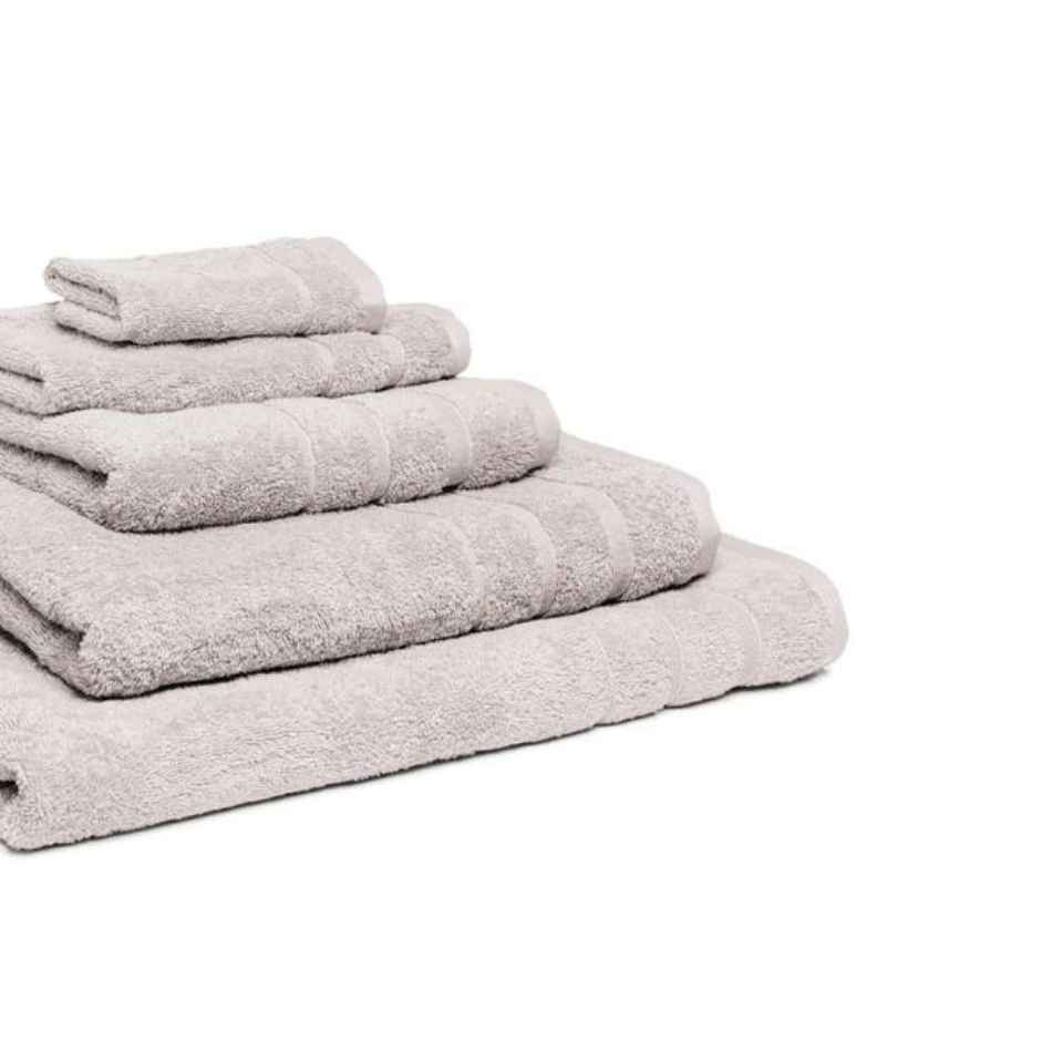 5 økologiske håndklæder er stablet oven på hinanden, og så er der zoomet ind, så man kan se dem tydligere. Farven er sølv.