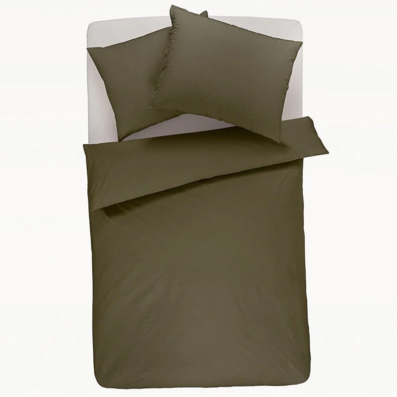 Økologisk percale sengetøj i farven armygrøn eller grøn. Sengetøjet har et crisp udtryk. Her ses dobbeltdynen.