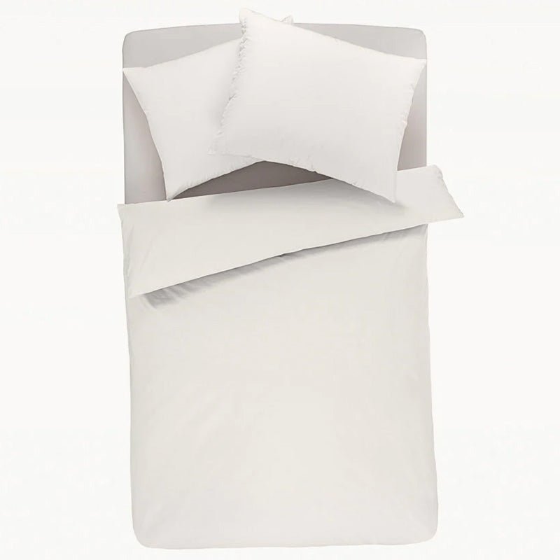 Cradle to Cradle cirkulært sengetøj i farven hvid. Det økologiske crisp sengetøj fås som dobbeltbetræk med to hovedpuder.