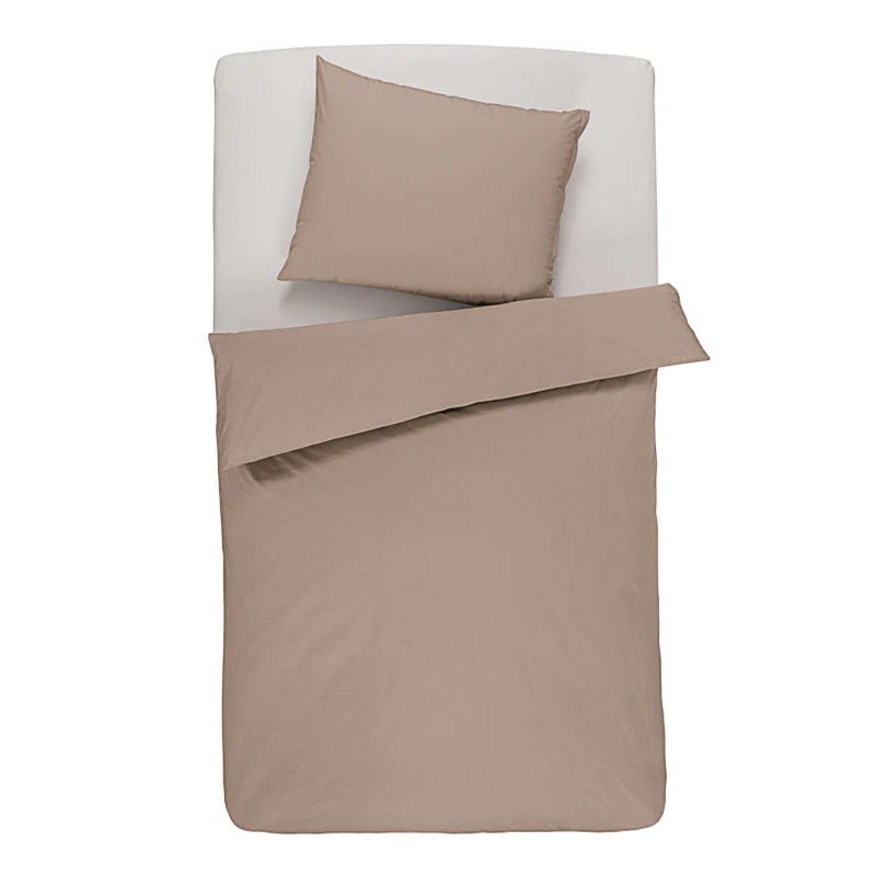 Percale sengetøj, som har certificeringen Cradle to Cradle, i farven sand. Sengetøjet er økologisk og har et crispy udtryk.