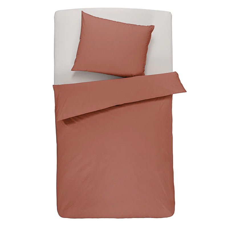 Økologisk percale sengetøj i farven rød ler. Sengetøjet har certificeringen Cradle to Cradle GOLD og et crisp udtryk.