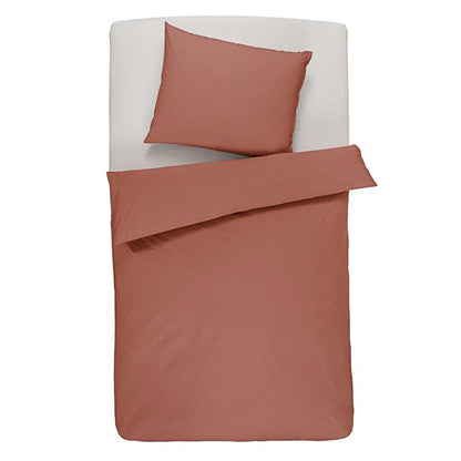 Økologisk percale sengetøj i farven rød ler. Sengetøjet har certificeringen Cradle to Cradle GOLD og et crisp udtryk.
