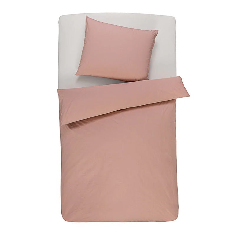 Percale sengetøj, som bærer certificeringen Cradle to Cradle. Lyserødt sengetøj i farven lys rosa. Sengetøjet er crispy